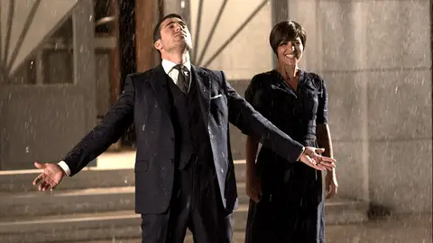 Miguel Ángel Silvestre y Paula Echevarría bajo la lluvia de su reencuentro en la ficción Miguel Ángel Silvestre y Paula Echevarría bajo la lluvia de su reencuentro en la ficción