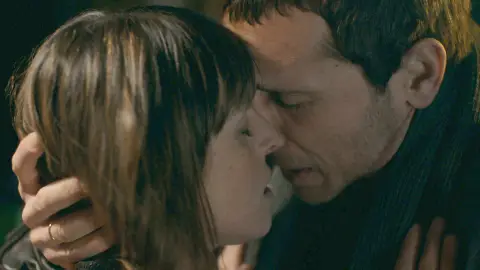 Los corazones de Álex y Marian se corresponden con un pasional beso Los corazones de Álex y Marian se corresponden con un pasional beso