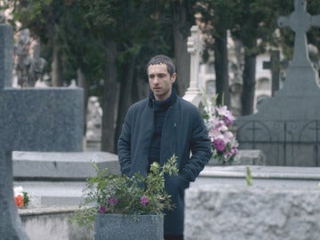 Álex visita la tumba de Rodrigo: “Solo quiero que tu corazón descanse en paz”