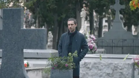 Álex visita la tumba de Rodrigo: “Solo quiero que tu corazón descanse en paz” Álex visita la tumba de Rodrigo: “Solo quiero que tu corazón descanse en paz”