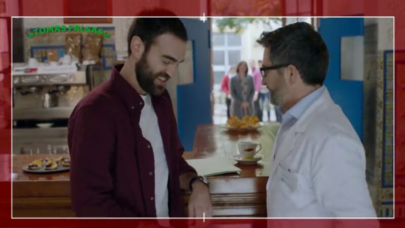 Jon Plazaola se parte de la risa en el rodaje de 'Allí Abajo'