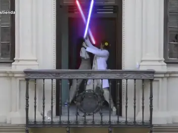 Frame 52.838095 de: Ángela y Dolores pelean como dos guerreros jedi Frame 52.838095 de: Ángela y Dolores pelean como dos guerreros jedi