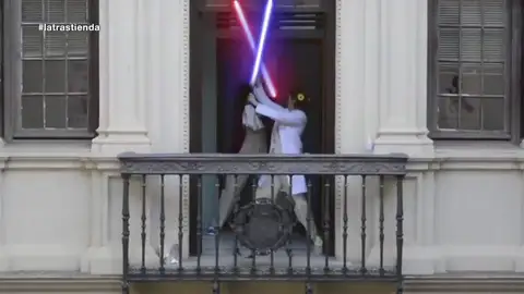 Frame 52.838095 de: Ángela y Dolores pelean como dos guerreros jedi Frame 52.838095 de: Ángela y Dolores pelean como dos guerreros jedi