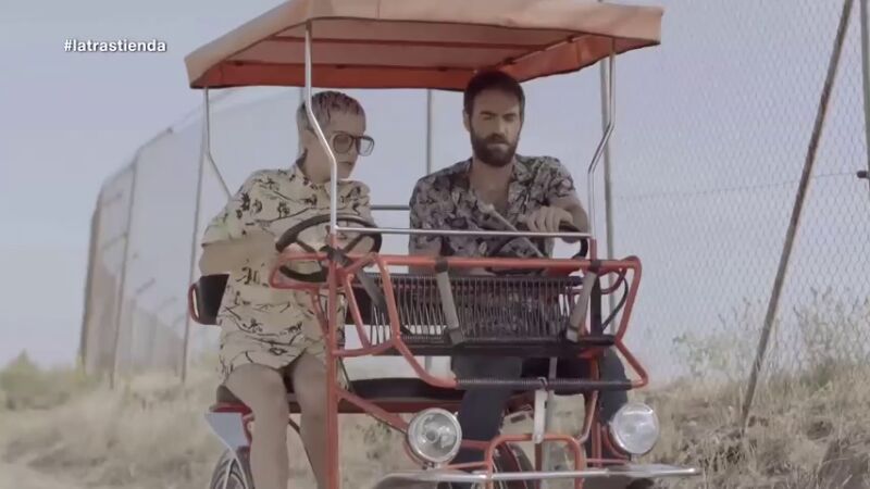 María León y Jon Plazaola llegan al campo en 'tuc tuc'