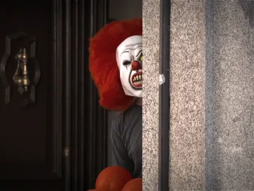 El payaso de "IT" se cuela en 'La chica de las series' El payaso de "IT" se cuela en 'La chica de las series'