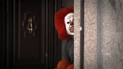El payaso de "IT" se cuela en 'La chica de las series' El payaso de "IT" se cuela en 'La chica de las series'