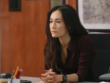 Maggie Q es la agente Beth Davis Maggie Q es la agente Beth Davis