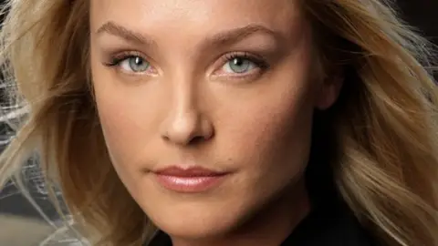 Elisabeth Röhm es Amanda Taylor Elisabeth Röhm es Amanda Taylor