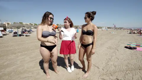 La mímica más playera de 'La chica de las series' La mímica más playera de 'La chica de las series'