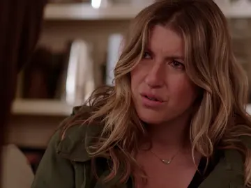 Beth le cuenta a su amiga la identidad de la persona que la acosa Beth le cuenta a su amiga la identidad de la persona que la acosa