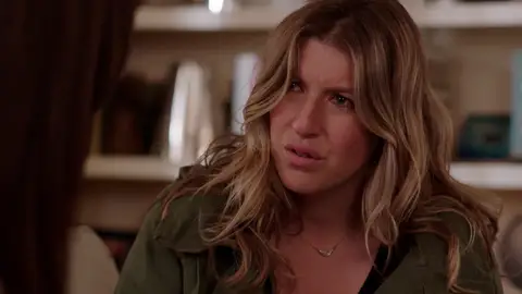 Beth le cuenta a su amiga la identidad de la persona que la acosa Beth le cuenta a su amiga la identidad de la persona que la acosa