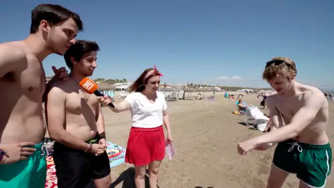 'La chica de las series' se pone morena mientras juega a la mímica de series 'La chica de las series' se pone morena mientras juega a la mímica de series