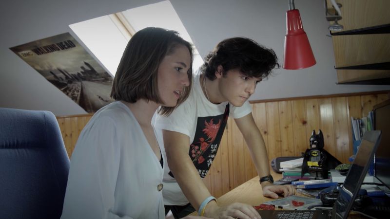 Disfruta del capítulo 10 al completo de 'Por muchas razones': ¿Qué contendrá el pendrive?