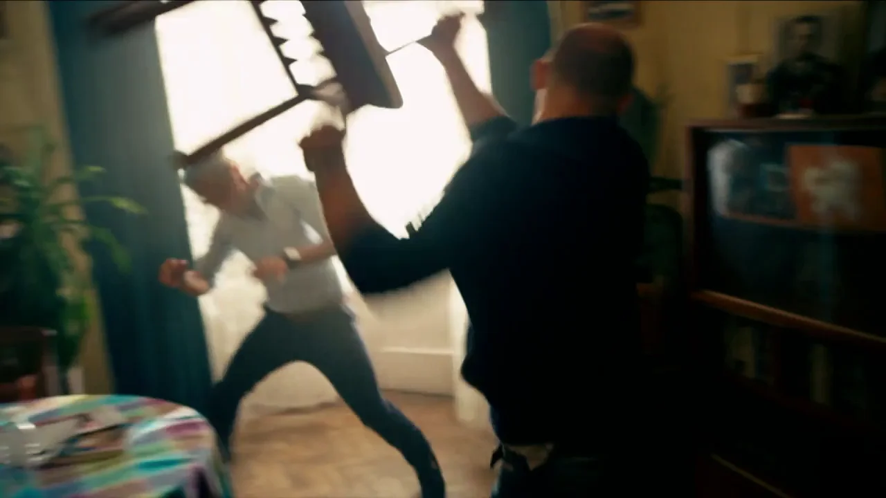 Danila arroja una silla contra Igor 