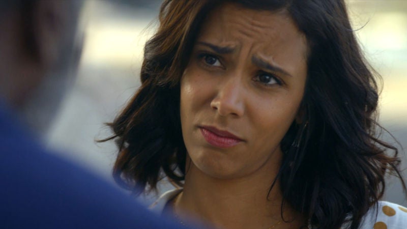 Elisa reniega del nuevo trabajo en la comisaría de su padre