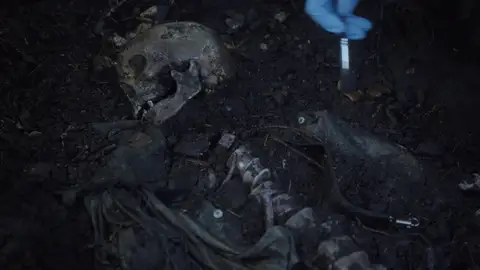 Vera y su equipo reabren el caso de la joven que murió en la huelga minera del 84 Vera y su equipo reabren el caso de la joven que murió en la huelga minera del 84