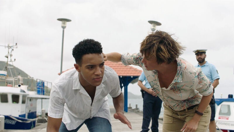 El hijo de la comandante Melissa se mete en un lío y utiliza a Crivelli para salir de él