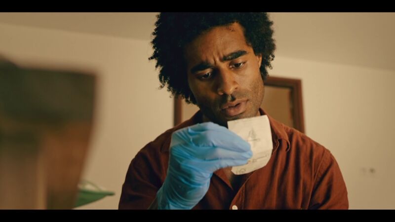 Aurelién arriesga su puesto escondiendo una pista del posible asesino, ¿lo descubrirán Gaëlle y Melissa?