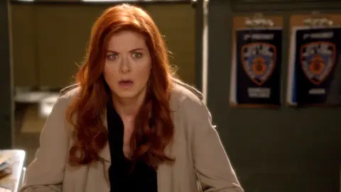 Laura, sorprendida Los misterios de Laura