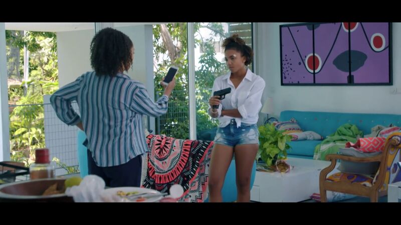 Kelly descubre que Agathe le coge las armas de servicio a su madre para fardar en redes sociales