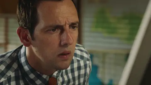 Theson, el principal sospechoso de la muerte de su mejor amigo a pesar de su coartada Theson, el principal sospechoso de la muerte de su mejor amigo a pesar de su coartada