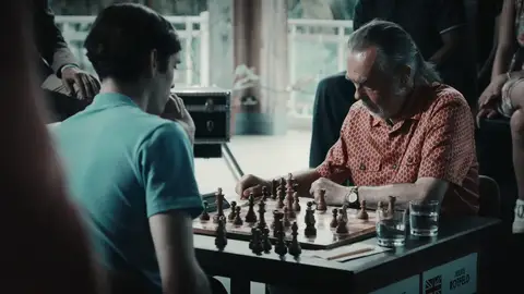 El señor Rochelle es envenenado tras la partida de ajedrez El señor Rochelle es envenenado tras la partida de ajedrez