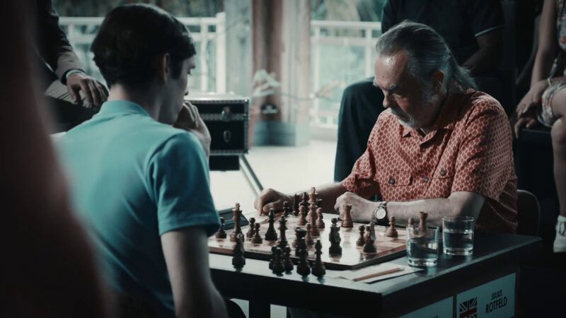 El señor Rochelle es envenenado tras la partida de ajedrez