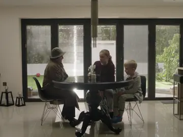 Abren la cabeza a Alison, y su hijo se la encuentra muerto en el jardín de su casa Abren la cabeza a Alison, y su hijo se la encuentra muerto en el jardín de su casa