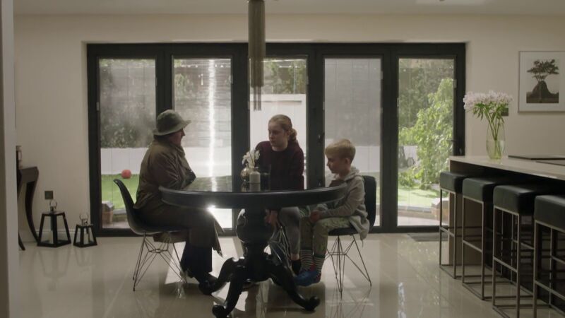 El pequeño Eliot se encuentra a su madre muerta en el jardín de casa
