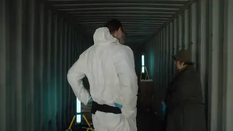 Vera inspecciona el interior de un camión Vera