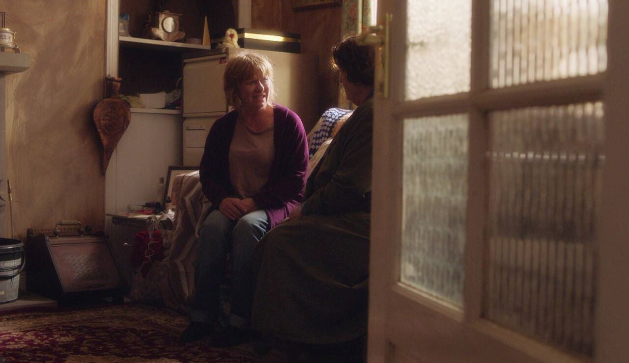 Encuentra a una joven muerta en el bosque y Vera comunica la terrible noticia a sus padres