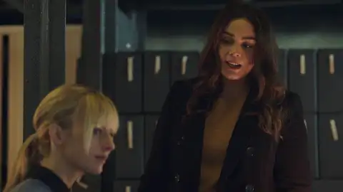 La comandante Coste y la archivista Nielsen investigan un caso de un hombre quemado vivo, vinculado a dos muertes misteriosas La comandante Coste y la archivista Nielsen investigan un caso de un hombre quemado vivo, vinculado a dos muertes misteriosas