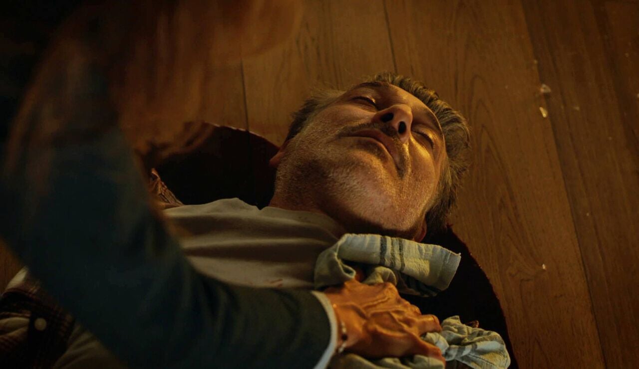 L&eacute;a Soler encuentra a su exmarido herido y sospecha que un polic&iacute;a corrupto est&aacute; detr&aacute;s del ataque 