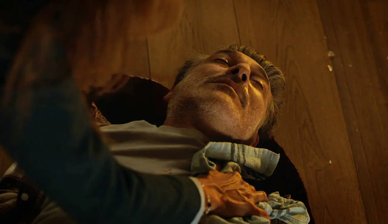 Léa Soler encuentra a su exmarido herido y sospecha que un policía corrupto está detrás del ataque