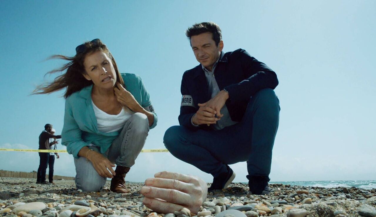 Un caso in&eacute;dito: L&eacute;a Soler investiga la misteriosa aparici&oacute;n de una mano en la orilla del mar