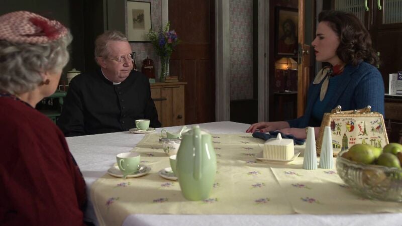 Una pluma blanca y una máscara de gas: el padre Brown debe resolver tres misteriosos asesinatos relacionados