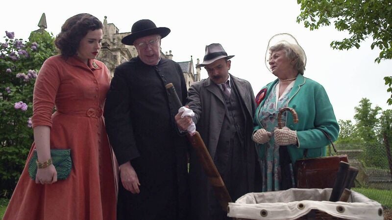 El padre Brown investiga el ataque a una colegiala embarazada durante la fiesta de fin de curso en una prestigiosa escuela de Kembleford