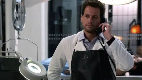 Forever - Henry descubre que el accidente del tren en el que viajaba fue provocado Forever - Henry descubre que el accidente del tren en el que viajaba fue provocado