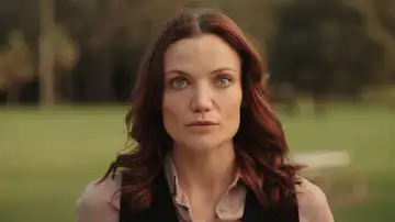 Regreso al paraíso - Mackenzie Clarke acepta investigar la muerte de un hombre en Dolphin cove Regreso al paraíso - Mackenzie Clarke acepta investigar la muerte de un hombre en Dolphin cove