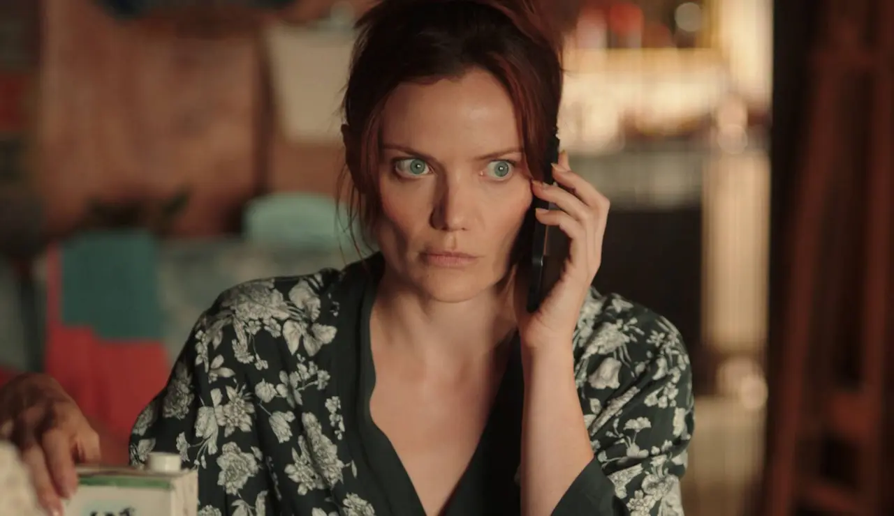 Regreso al paraíso - Un corredor se desploma durante una carrera después de pedir ayuda a la inspectora