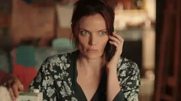 Regreso al paraíso - Un corredor se desploma durante una carrera después de pedir ayuda a la inspectora Regreso al paraíso - Un corredor se desploma durante una carrera después de pedir ayuda a la inspectora