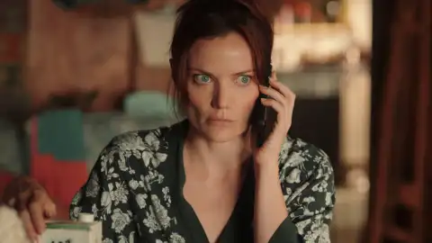 Regreso al paraíso - Un corredor se desploma durante una carrera después de pedir ayuda a la inspectora Regreso al paraíso - Un corredor se desploma durante una carrera después de pedir ayuda a la inspectora