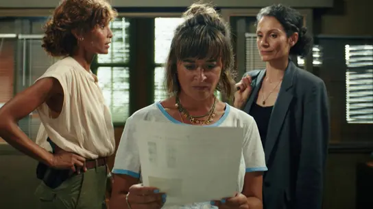 Crimen en el trópico - Melissa y Gaelle dan la bienvenida a una asesina en su comisaría, sin saberlo Crimen en el trópico - Melissa y Gaelle dan la bienvenida a una asesina en su comisaría, sin saberlo