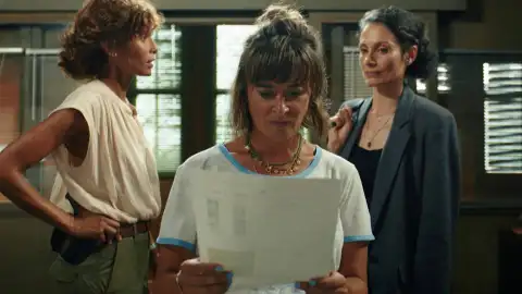 Crimen en el trópico - Melissa y Gaelle dan la bienvenida a una asesina en su comisaría, sin saberlo Crimen en el trópico - Melissa y Gaelle dan la bienvenida a una asesina en su comisaría, sin saberlo