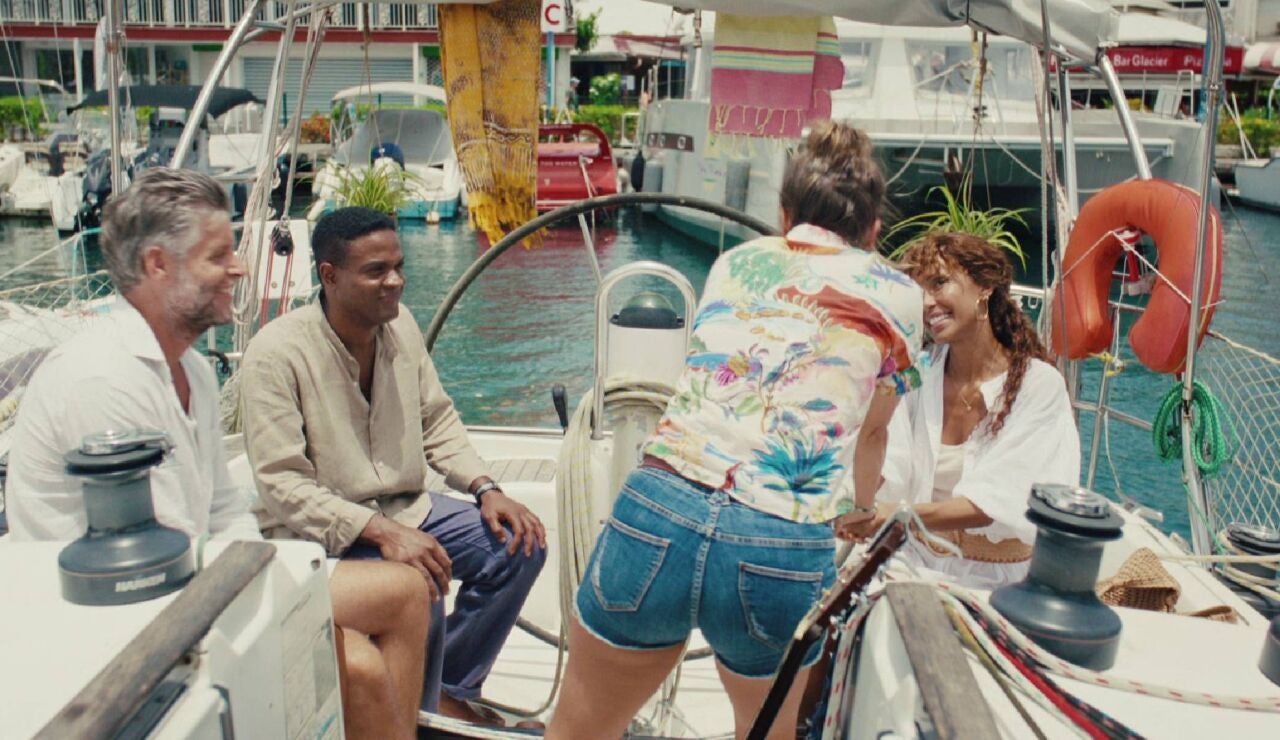 Crimen en el tr&oacute;pico - Melissa y Ga&euml;lle disfrutan juntas del amor con sus parejas