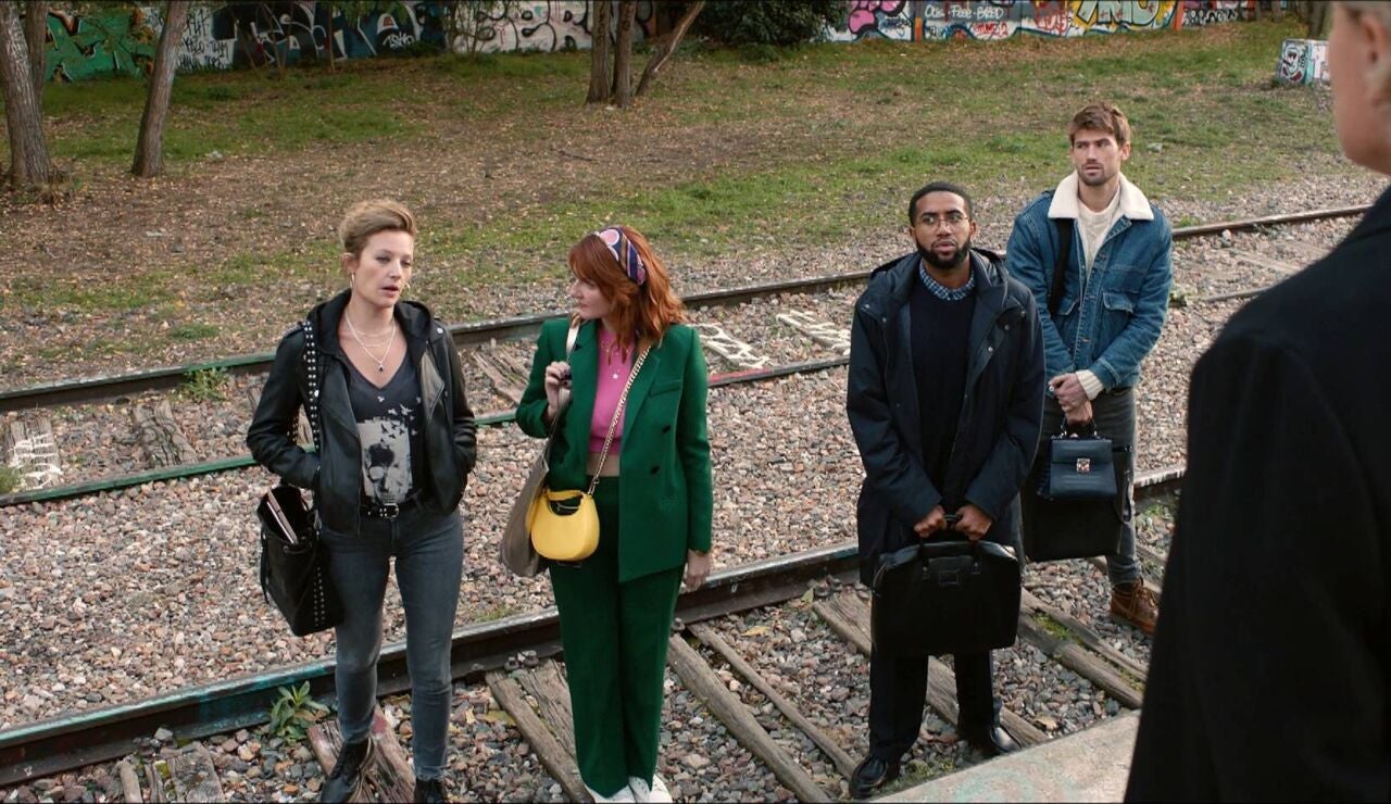 La profesora Louise Arbus recluta a cuatro alumnos suyos para que le ayuden a resolver un caso relacionado directamente con ella