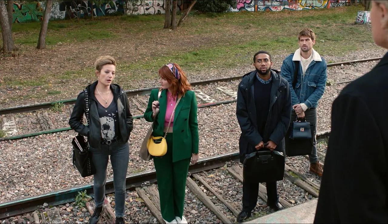 La profesora Louise Arbus recluta a cuatro alumnos suyos para que le ayuden a resolver un caso relacionado directamente con ella