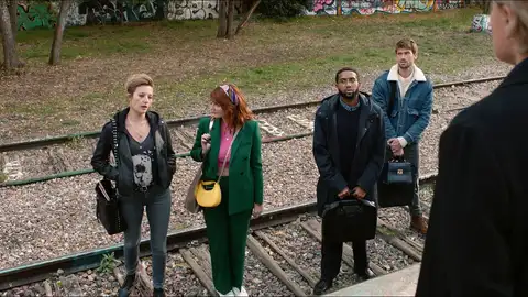 La profesora Louise Arbus recluta a cuatro alumnos suyos para que le ayuden a resolver un caso relacionado directamente con ella La profesora Louise Arbus recluta a cuatro alumnos suyos para que le ayuden a resolver un caso relacionado directamente con ella