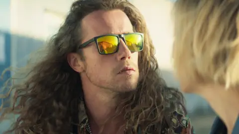 Panda - Panda se prueba las gafas de sol de la víctima Panda - Panda se prueba las gafas de sol de la víctima