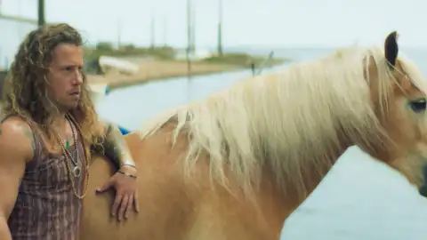 Panda - Panda se queda con el caballo de una mujer que detuvo Panda - Panda se queda con el caballo de una mujer que detuvo